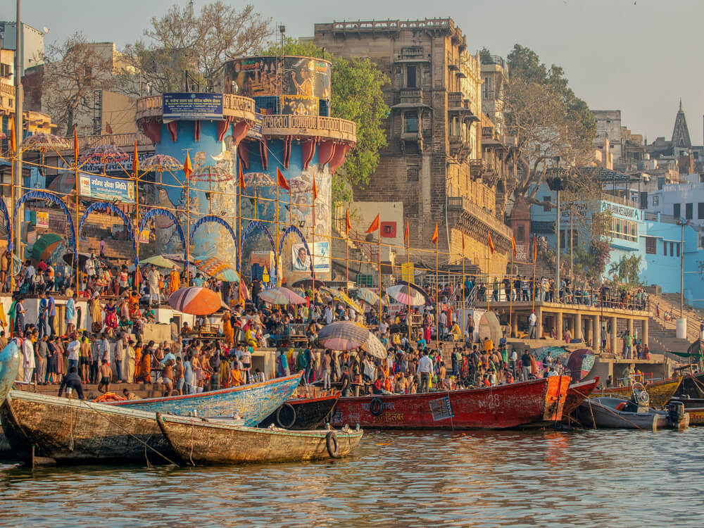 arquitectura-de-la-ciudad-antigua-de-varanasi-con-el-rio-ganges