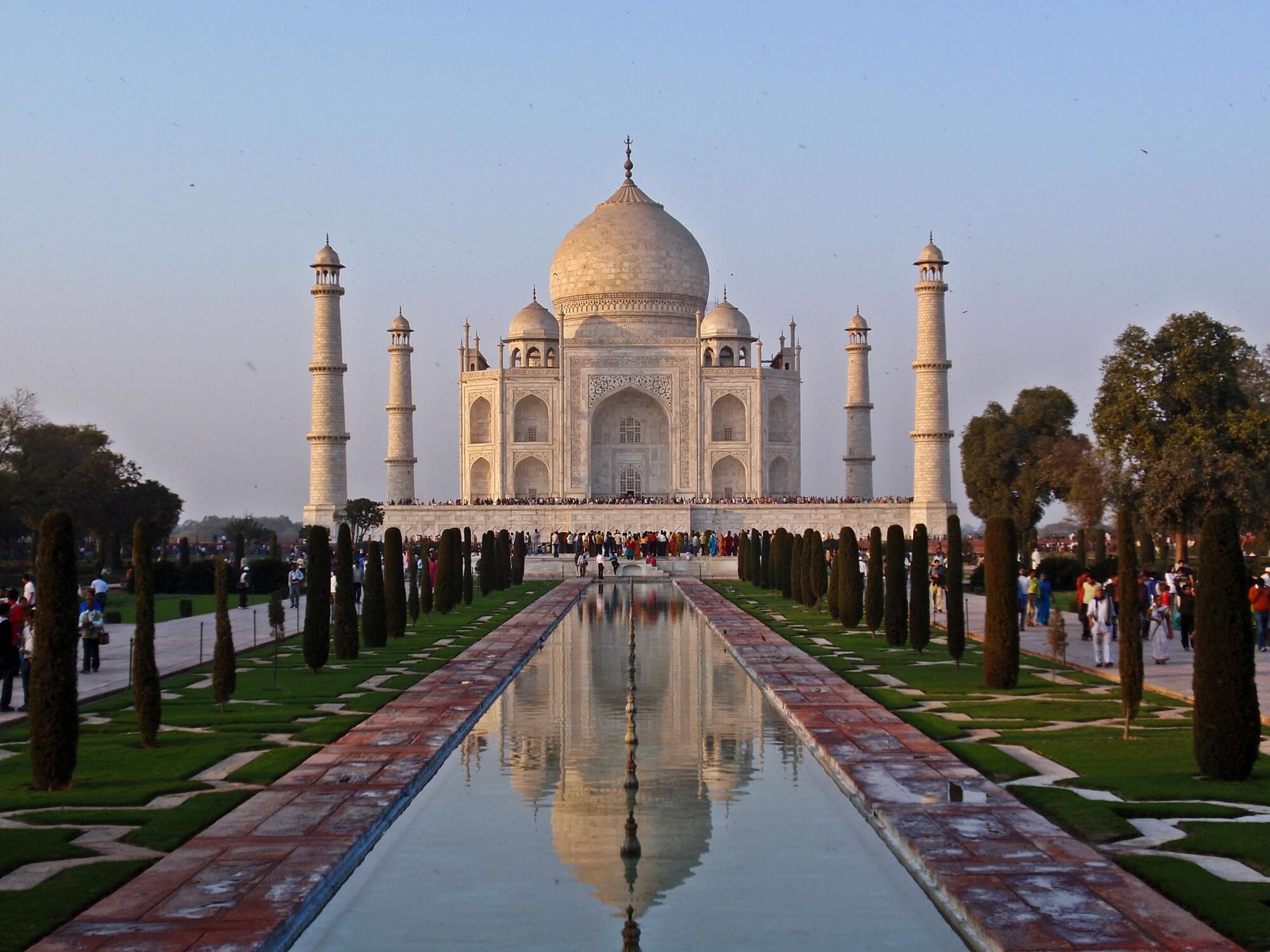 el-estanque-frente-al-taj-mahal-contra-el-cielo (1) (1)