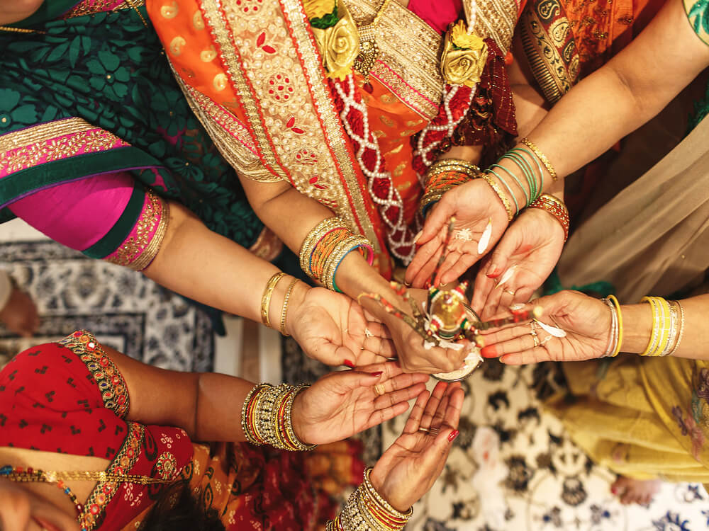 todas-las-mujeres-de-la-familia-india-tienen-especias-en-sus-palmas