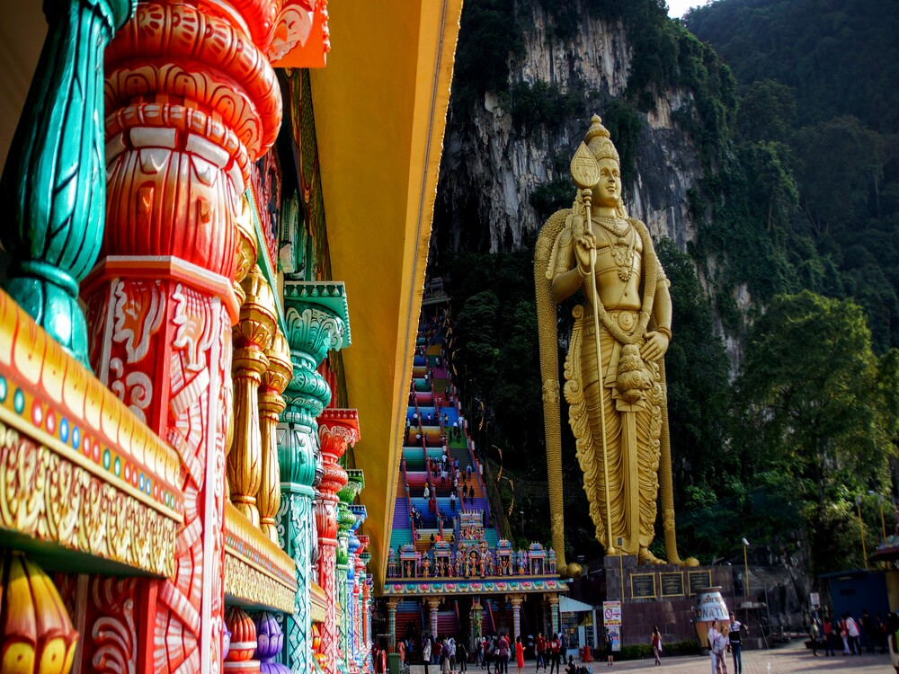 vista-de-angulo-bajo-de-la-estatua-contra-el-edificio